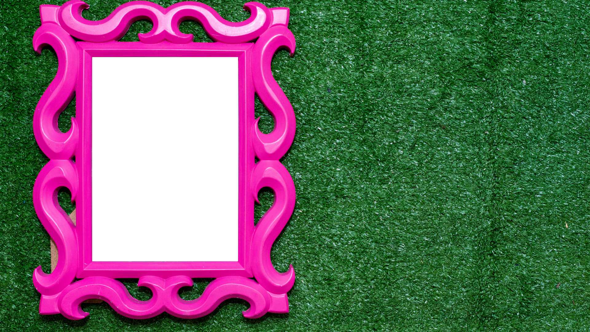 miroir rose posé sur gazon synthétique