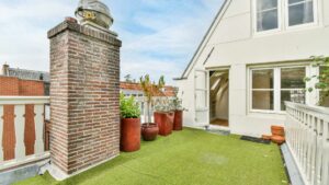 Gazon artificiel sur une terrasse