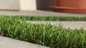gazon artificiel dans jardin