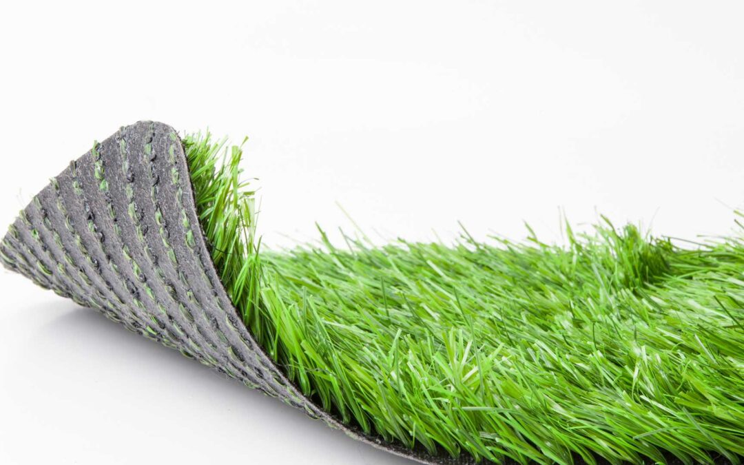 gazon synthétique sur fond blanc