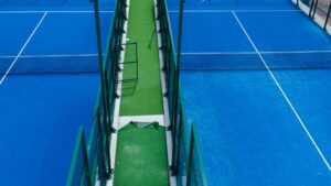 gazon synthétique sur un terrain de tennis