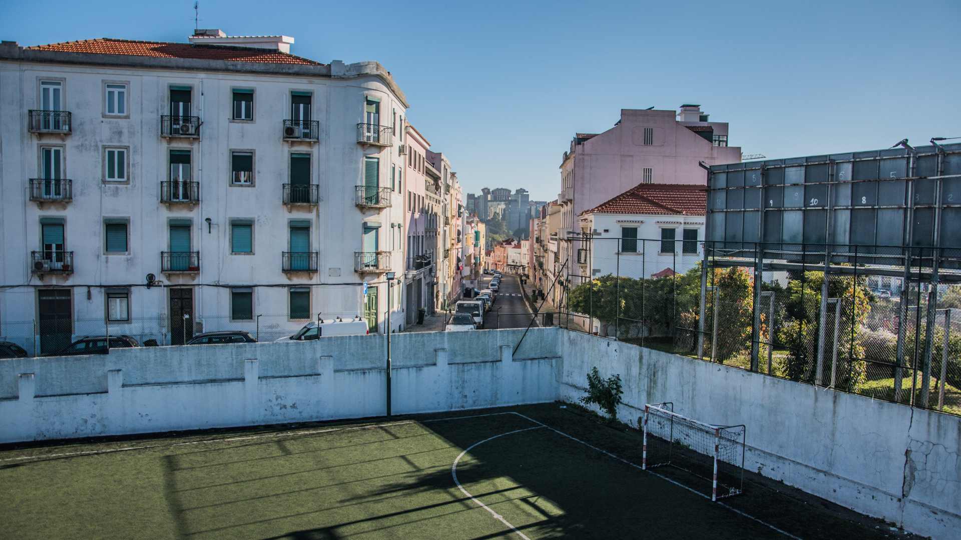 terrain de football en gazon synthétique en ville